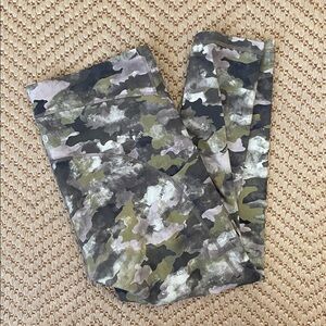 Lululemon - Camoflague Ankle Cropped Yoga Leggings - Green / Brown - 14